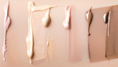 Base de maquillaje PureSkin sobre fondo natural